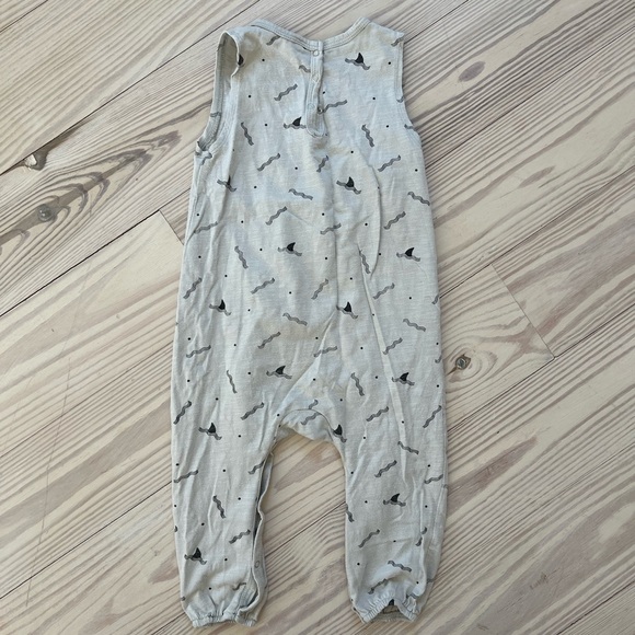 Rylee + Cru Shark Fin Romper 18-24m - Picture 3 of 3